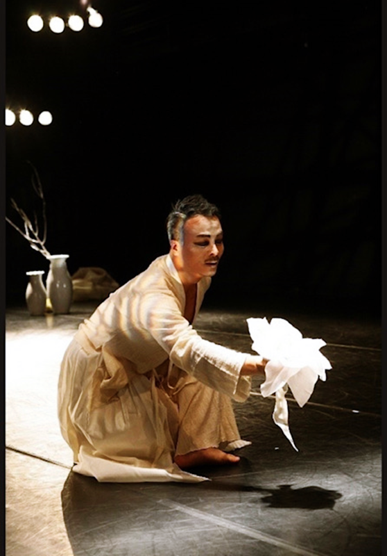 ▲ 충주출신 춤꾼 강민호가 '꽃잎 피고 지고'란 창작무로 위안부 할머니들의 꽃처럼 아름다웠던 시절을 춤으로 표현하고 있다.ⓒ아름다운사람들 평화나비