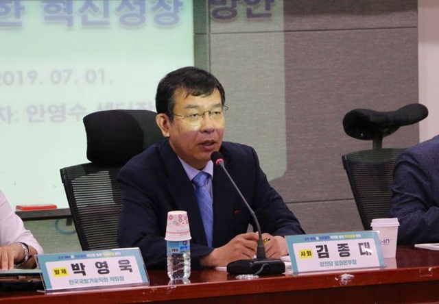 ▲ 국회 김종대 의원이 13일 청주 S컨벤션에서 열린  ‘일본의 도발에 맞설 카드, 청주 항공산업‧관광 육성전략’ 주제 토론회에서 주제발표를 하고 있다.ⓒ김종대 의원실