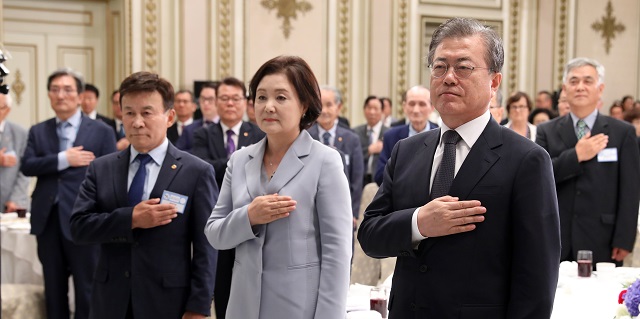 ▲ 문재인 대통령이 13일 청와대 영빈관에서 열린 독립유공자 및 후손 초청 오찬에서 국기에 경례하고 있다. ⓒ뉴시스