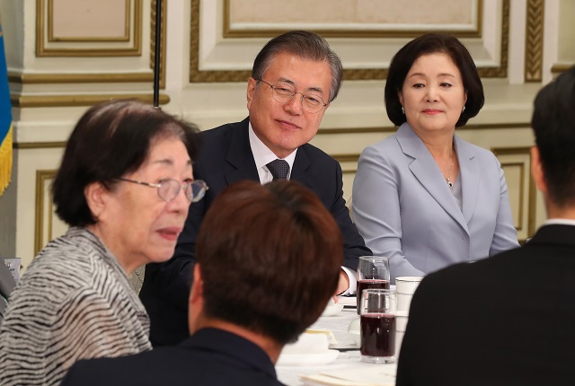 ▲ 문재인 대통령이 13일 청와대 영빈관에서 열린 독립유공자 및 후손 초청 오찬에서 유공자 후손들의 인터뷰를 듣고 있다. ⓒ뉴시스