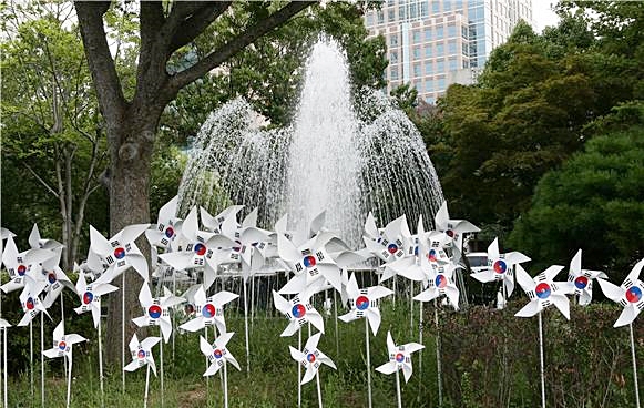 ▲ 대구시청사 주변 태극기 바람개비가 설치된 모습.ⓒ대구시