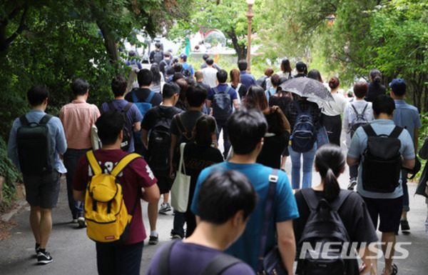 ▲ 지난해 서울시 지방공무원 공개채용 임용 필기시험을 치른 응시생들ⓒ뉴시스.