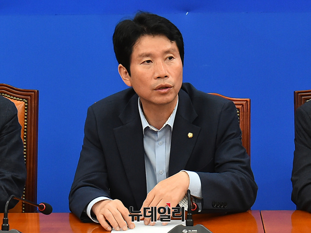 ▲ 이인영 더불어민주당 원내대표가 13일 오후 국회에서 패스트트랙 법안 관련 향후 전략을 논의하는 정개특위 및 사개특위 연석회의에 참석해 발언을 하고 있다.
ⓒ이종현 기자