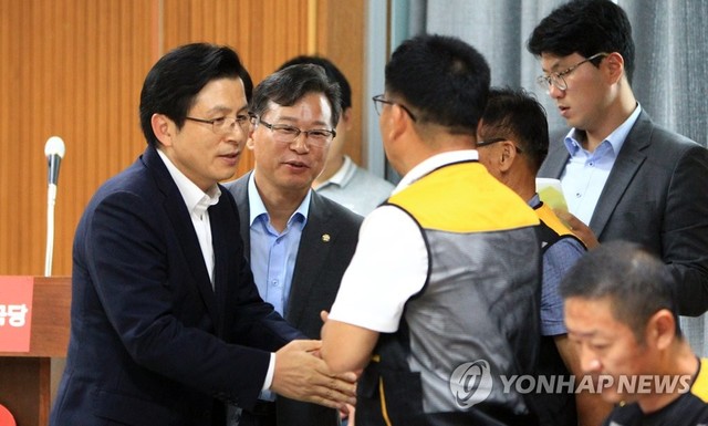 ▲ 황교안 자유한국당 대표는 13일 강원도 고성·속초 산불피해지역 주민 간담회를 가졌다. ⓒ연합뉴스