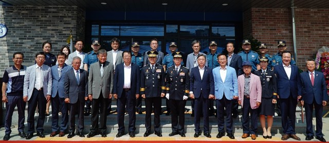 ▲ 노승일 충북지방청장(앞줄 가운데)과 이상천 시장, 홍석용 시의장, 이후삼 의원 등이 용두파출소 개소식에 참석해 기념촬영을 하고 있다.ⓒ제천경찰서