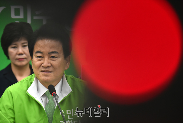 ▲ 정동영 민주평화당 대표가 12일 오전 국회에서 열린 최고위원·국회의원·상임고문·후원회장·전당대회의장 연석회의 참석해 비당권파 모임인 '변화와 희망의 대안정치연대' 소속 의원들의 탈당에 대한 입장을 밝히고 있다. ⓒ이종현 기자