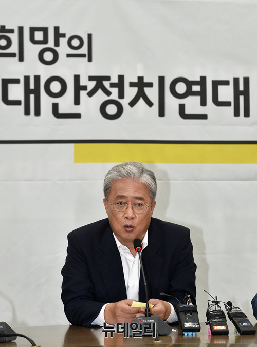 ▲ 민주평화당 탈당한 유성엽 임시대표가 13일 오전 국회에서 열린 대안정치연대회의에서 모두발언을 하고 있다. 
ⓒ박성원 기자