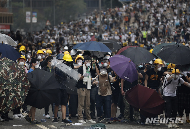 ▲ 홍콩 시위대가 6월12일 홍콩 정부청사 앞에서 중국으로의 범죄인 인도 협정 개정에 반대하는 시위를 벌이고 있다. ⓒ뉴시스