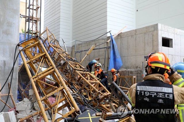 ▲ '속초조양 서희스타힐스 더베이' 현장서 발생한 추락사고를 수습하는 소방대원들. ⓒ연합뉴스