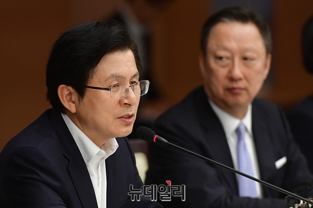 ▲ 황교안 자유한국당 대표(왼쪽)이 14일 서울 중구 상의회관에서 열린 ‘자유한국당-대한상의 정책간담회’에서 모두발언을 하고 있다. ⓒ정상윤 기자