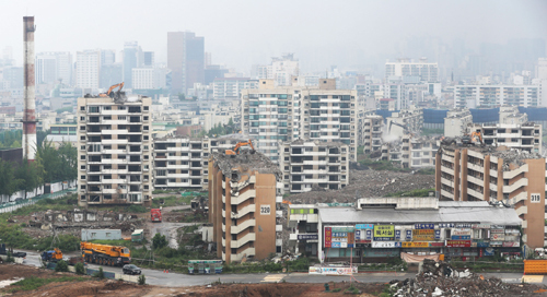 ▲ 철거 공사가 한창인 서울 강동구 둔촌 주공 아파트.ⓒ연합뉴스