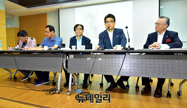 ▲ 13일 서울지방변호사회관에서 열린 시국토론회에 참가한 토론자들. 좌측부터 ▲주봉식 제 3의 길 편집장▲김대호 사회디자인연구소 소장▲손광주 전 남북하나재단 이사장▲김용삼 펜앤마이크 대기자▲김석우 전 통일부 차관ⓒ정상윤 기자