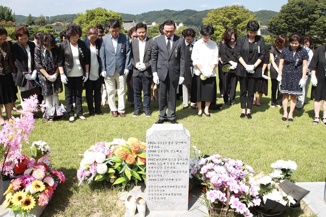 구본영 천안시장이 14일 기림의 날을 맞아 국립망향의동산에서 일본군 위안부 피해자 묘 앞에서 참배를 하고 있다.ⓒ천안시