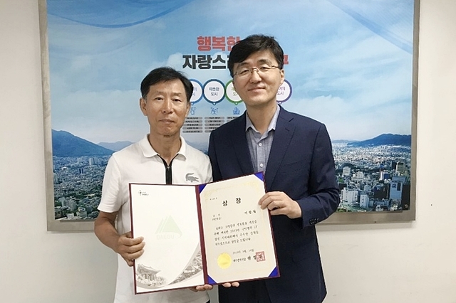 ▲ 수성구 이광재씨가 대구시장상 수상 후 기념 촬영을 하고 있다.ⓒ수성구