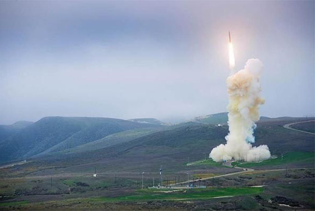 ▲ 미국 캘리포니아 반덴버그 공군기지에서 GBI를 발사하는 모습. ⓒ미국 국방부 미사일방어국 공개사진.