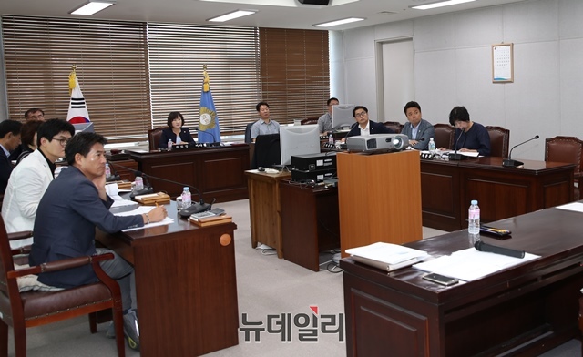 ▲ 포항시의회 복지환경위원회 간담회 모습.ⓒ뉴데일리