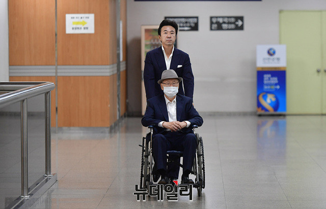 ▲ 김백준 전 청와대 총무기획관이 13일 서울고법 형사3부 심리로 열린 본인의 항소심 선고공판에 출석하고 있다. ⓒ정상윤 기자