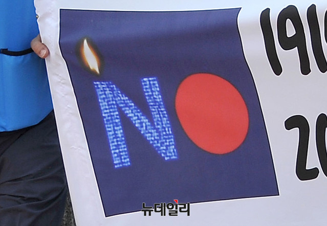 ▲ 이종걸 더불어민주당 의원이 들고 있는 현수막. 알파벳 N 위에 촛불이 그려져 있다.