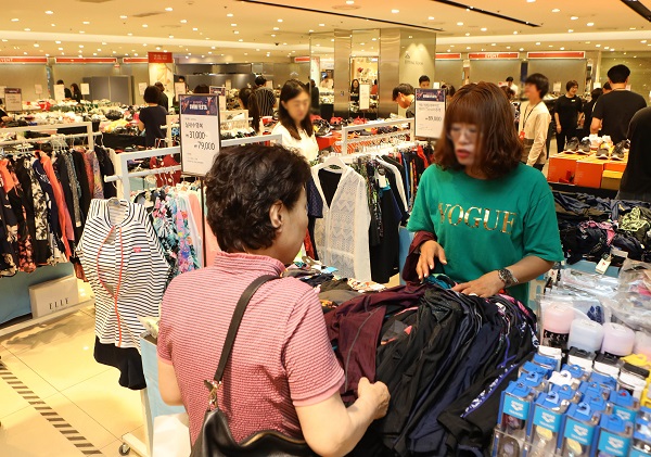 ▲ A백화점 여름 정기 세일 첫날 행사장에 고객들이 온 모습