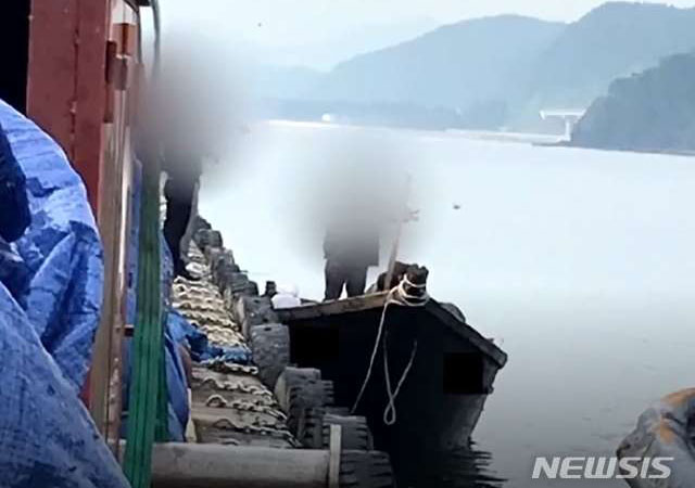 ▲ 지난 6월 강원 삼척항에 입항해 귀순한 북한 목선과 선원들의 모습. ⓒ뉴시스. 무단전재 및 재배포 금지.