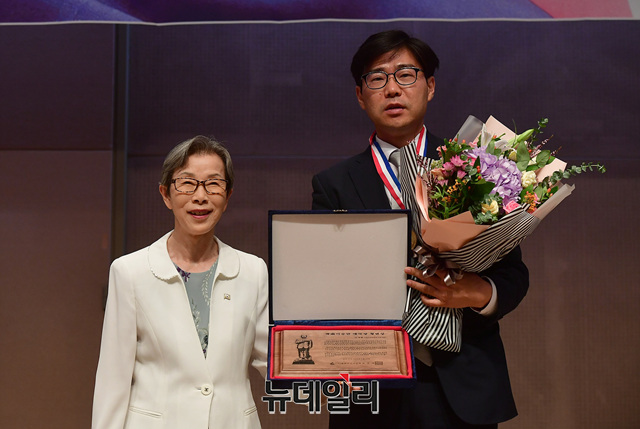 ▲ 이영환 대표가(오른쪽) 제12회 우남이승만애국상 청년상을 수상하고 있다. 왼쪽은 김길자 전 경인여대 총장. ⓒ정상윤 기자