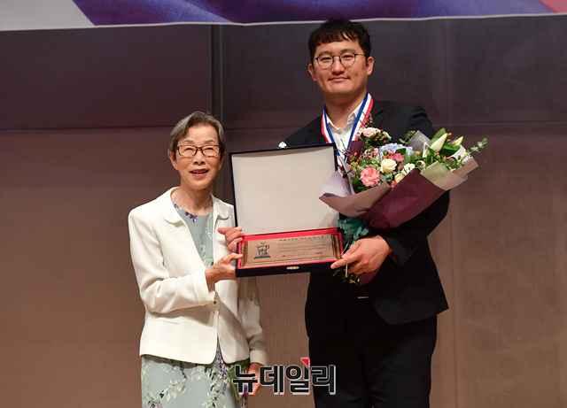 ▲ 김수현 의장이 제12회 우남이승만애국상 청년상을 수상하고 있다. 왼쪽은 시상자로 나선 김길자 전 경인여대 총장. ⓒ정상윤 기자