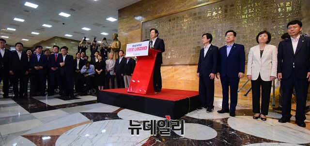 ▲ 황교안 자유한국당 대표가 14일 국회 본청에서 대국민담화문을 발표하고 있다. ⓒ이종현 기자