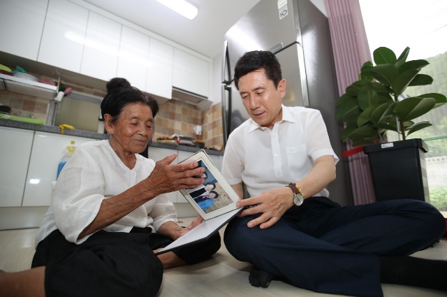 ▲ 이강덕 포항시장이 박필근 할머니와 담소를 하고 있다.ⓒ포항시