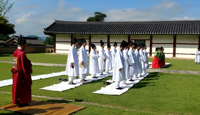 ▲ 방문단이 경주 향교에서 전통문화를 체험하고 있다.ⓒ경북문화관광공사