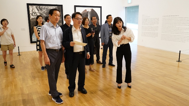 ▲ 업무협약 체결 후 류희림(왼쪽) 경주엑스포 사무총장과 공병영 충북도립대학교 총장 일행이 솔거미술관을 방문해 작품 설명을 듣고 있다.ⓒ경주엑스포