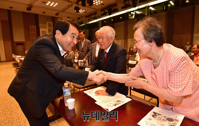 ▲ 악수하는 심재철 의원과 이인수 박사 내외