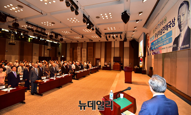 ▲ 시상식 사회는 김석우 전 통일부 차관이 맡았다.