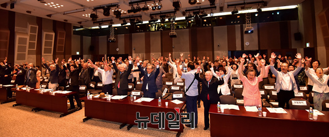 ▲ 이동복  북한민주화포럼 대표의 선창으로 만세삼창이 진행됐다.