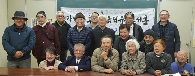 ▲ 이규상 전 부강면장과 백원기 문화유산 한옥 대표가 지난 3월 일본에서 가네코 후미코 연구회원들과 기념촬영을 했다.ⓒ사진 이규상 전 부강면장