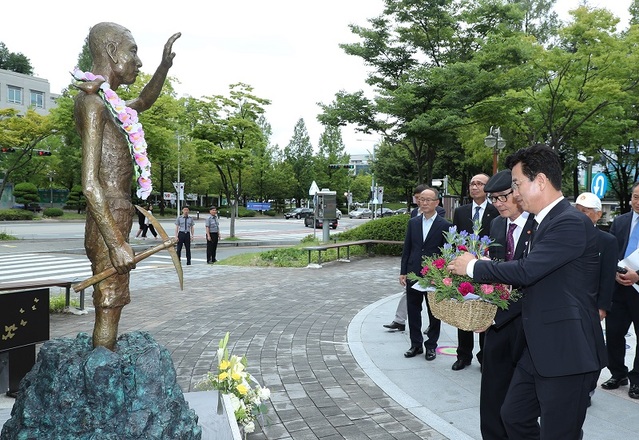 ▲ 허태정 대전시장은 15일 제74주년 광복절을 맞아 일제 강제징용 노동자상에서 헌화를 하고 있다.ⓒ대전시