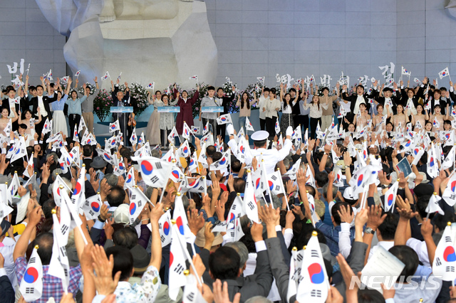 ▲ 15일 오전 천안 독립기념관 겨레의 집에서 열린 제74주년 광복절 경축식에서 참석자들이 만세삼창'을 하고 있다.ⓒ뉴시스