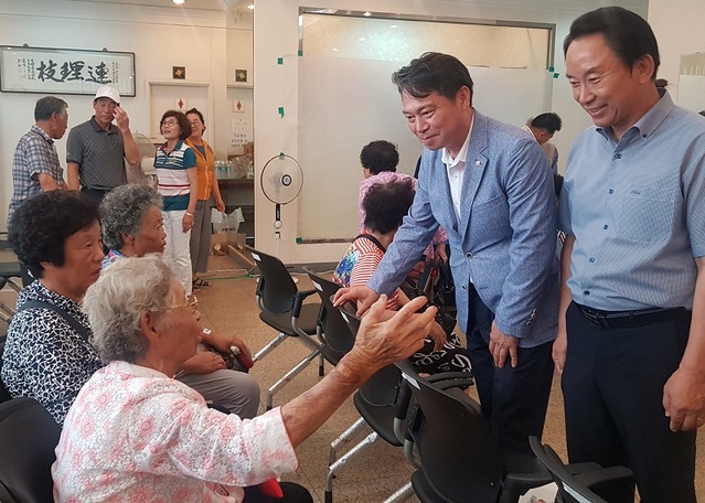 ▲ 조소행 충남농협 본부장이 지난 14일 농업인행복버스 무료진료장을 찾아 박노규 면천농협 조합장과 함께 고령농업인들의 안부를 묻고 건강을 살피고 있다. ⓒ농협충남본부