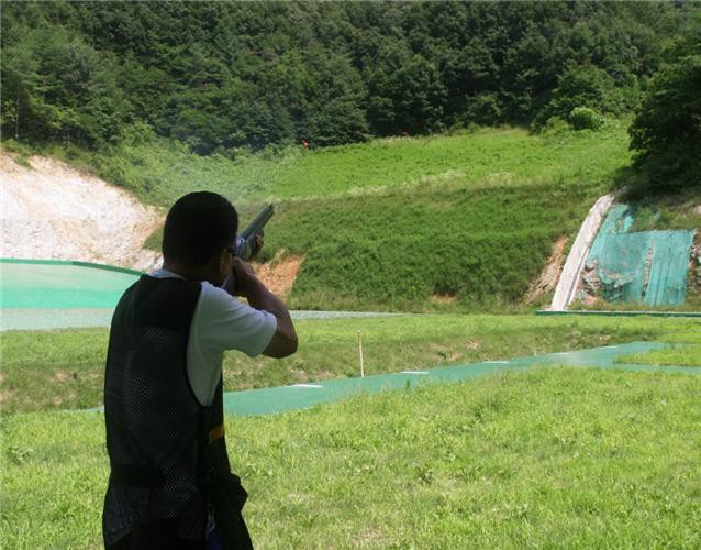 ▲ 단양클레이사격장에서 한 동호인을 사격연습을 하고 있다.ⓒ단양군