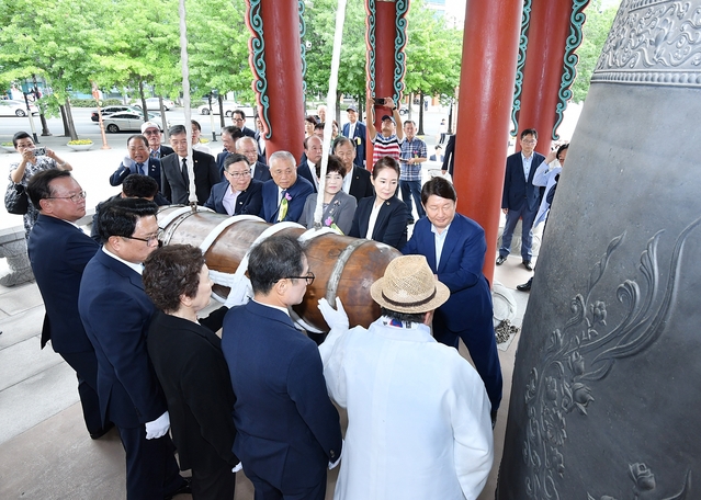 ▲ 국채보상운동기념공원에서 참석 내빈들과 애국지사·보훈단체장·광복회원 등이 타종하고 있다.ⓒ대구시