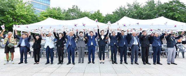 ▲ 국채보상운동기념공원에서 참석 내빈들이 광복 기념 만세를 외치고 있다.ⓒ대구시