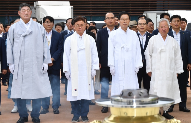 ▲ 이철우 도지사는 행사 참석을 위해 자리한 독립유공자 유족들과 도민들을 대표해 도단위 기관·단체장들과 함께 경상북도독립운동기념관 추모벽 앞에 위치한 ‘경상북도 독립운동가 추모비’에 헌화와 분향, 묵념하는 시간을 가젔다.ⓒ경북도