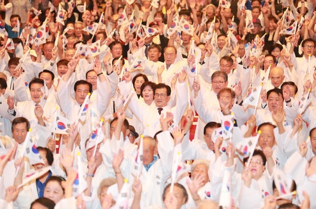 ▲ 제74주년 광복절 경축기념식이 15일 청주예술의 전당에서 열린 가운데 참석자들이 태극기를 흔들고 있다.ⓒ충북도
