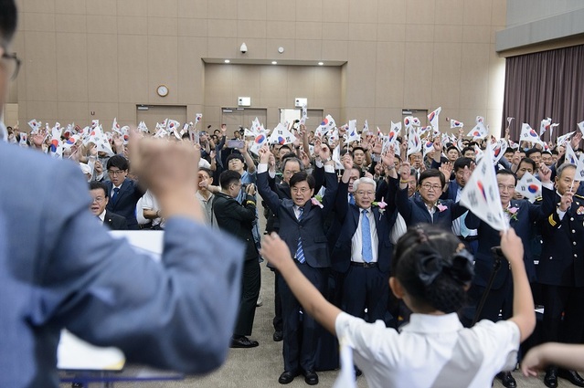 ▲ 제74주년 광복절 경축 기념식이 15일 세종시 정부세종컨벤션센터에서 열린 가운데 이춘희 시장 등이 만세삼창을 하고 있다.ⓒ세종시