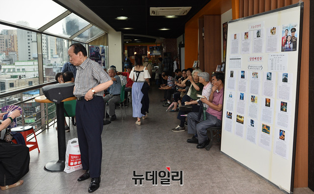 ▲ 영화 '사랑의선물' 개봉을 기다리는 관객들