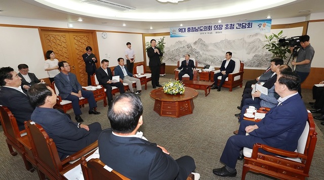 ▲ 유병국 충남도의장이 16일 역대도의장 초청간담회에서 인사말을 하고 있다.ⓒ충남도의회