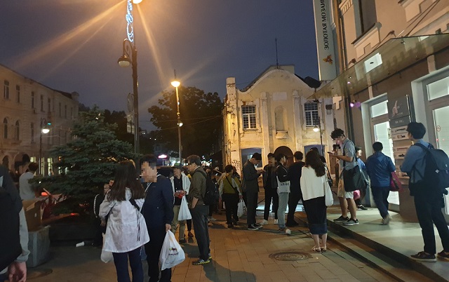 ▲ 지난 9일 오후 9시께 한국인들이 블라디보스토크 아르바트 거리 버스 집결장소에 모여있다. ⓒ임소현 기자