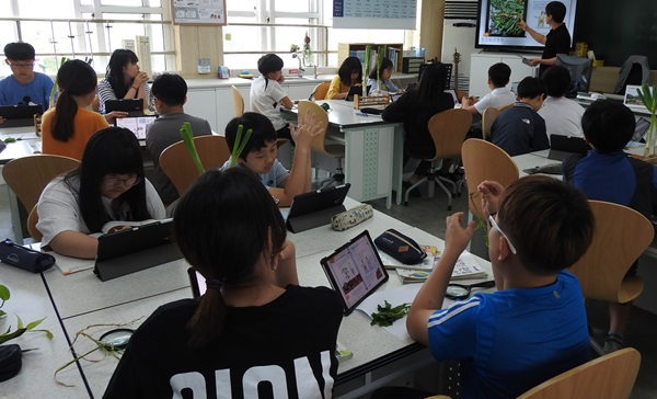 ▲ 2018년 과학실험실 현대화 작업을 마친 청주시 복대초등학교 과학수업 장면.ⓒ충북도교육청