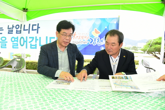 ▲ 김충섭 시장(오른쪽)이 지난 15일 송언석 국회의원을 만나 김천시 지역 현안을 설명하고 국비확보에 적극 협조를 요청했다.ⓒ김천시