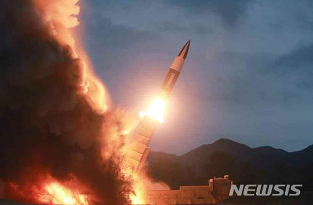 ▲ 북한이 16일 아침 또 미사일로 추정되는 발사체 2발을 쏘았다. 사진은 지난 10일 북한이 쏜 신무기. ⓒ뉴시스. 무단전재 및 재배포 금지.
