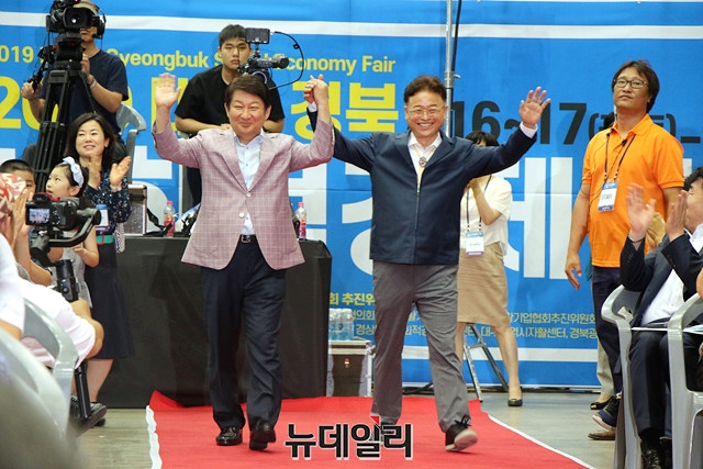 ▲ 권영진 대구시장과 이철우 경북도지사가 사회적기업에서 제작한 의상을 입고 런웨이를 펼치고 있다.ⓒ뉴데일리